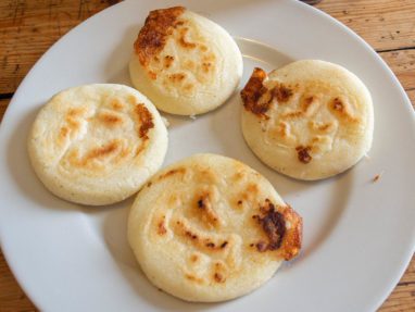 Colombian recipe: the arepa with cheese